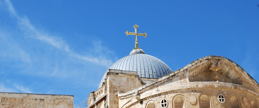 Kuppel mit Kreuz über dem Heiligen Grab in Jerusalem.