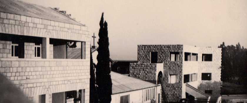 Blick vom „neuen Kloster” (1954/56) zum Gästehaus, also zum neuen Kloster (2010/12)...