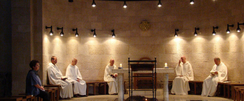 Mönche beim Stundengebet
