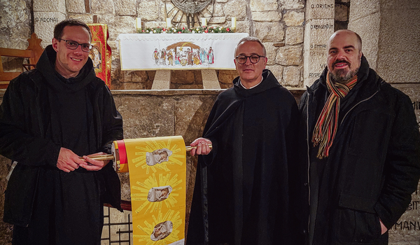 Heilige Nacht 2021: Die Brüder Simeon, Matthias und Basilius mit der Namensrolle in Bethlehem.