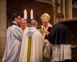 Priesterweihe im Kölner Dom: Überreichen von Kelch und Hostienschale (Foto: Vera Drewke).