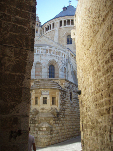 Blick aus einer Seitengasse auf die Dormitio-Basilika