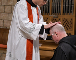 Dankvesper am Abend der Priesterweihe: Primiz-Segen für Pater Elias.