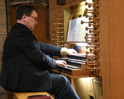 An der Orgel, in Vertrung des Profitenten, Prof. Reiner Schuhenn.