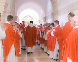 Pater Simeon mit den konzelebrierenden Priestern im Kreuzgang.