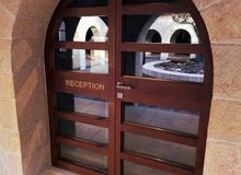 Eine neue, freundliche Tür führt ins wiederhergestellte Atrium der Brotvermerhrungskirche.