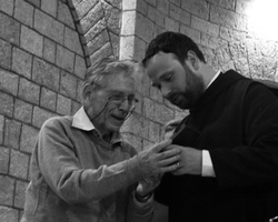 Pater Nikodemus mit dem Preisträger Amos Oz.