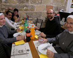 Festabendessen am Weihetag: Pater Daniel mit Borromäerinnen am Tisch.