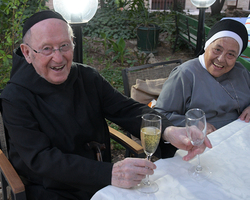 Grillfeier am Primizabend bei den Borromäerinnen: Pater Vinzenz und Schwester Magdalena (Foto: Kathy Saphir).