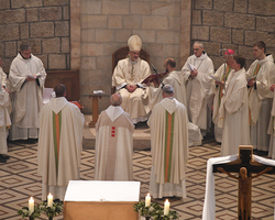 Die beiden Prioren stellen den neuen Abt dem Erzbischof vor.