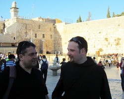 Bruder Nikodemus mit dem SPD-Vorsitzenden Sigmar Gabriel an der Westmauer.