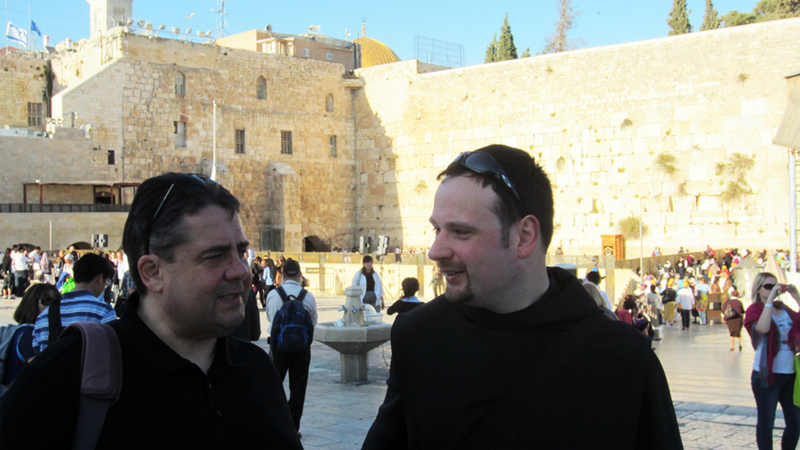 Bruder Nikodemus mit dem SPD-Vorsitzenden Sigmar Gabriel an der Westmauer.