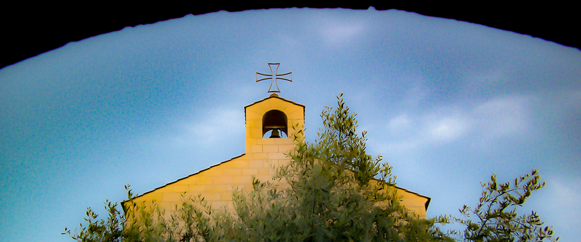 Der kleine Glockenturm der Brotvermehrungskirche mit dem Kreuz.