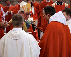 Der Weihegottesdienst: Überreichung der Eucharistischen Gaben.