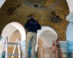 Arbeiten am Mosaik der kleinen Kuppel (9. November 2018).