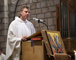 Primizmesse: Pater Philipp aus Maria Laach hält die Primizpredigt.