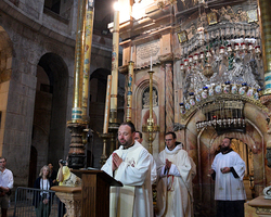 Primizmesse am Heiligen Grab: Pater Nikodemus verkündet das Evangelium.