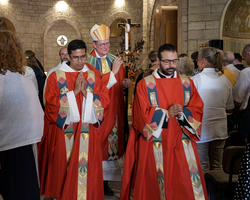 Beim liturgischen Auszug: Kardinal Woelki mit den beiden assistierenden Diakonen.