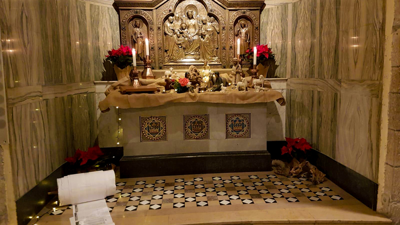 Weihnachten 2019: Die Namensrolle liegt vor dem Kölner Altar in der Dormitio-Basilika.