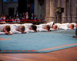 Priesterweihe im Kölner Dom: Allerheiligenlitanei (Foto: Vera Drewke).