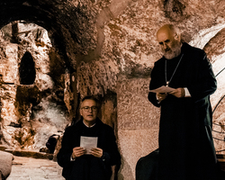 Abschluss des Pilgerweges mit der Weihnachtslaudes in den Grotten von Bethlehem: Abt Bernhard Maria und Pater Matthias.