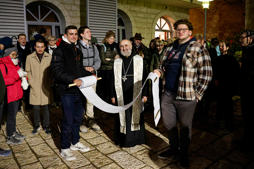 Weihnachtsaktion 2022: Segnung der Namensrolle vor dem Aufbruch nach Bethlehem.